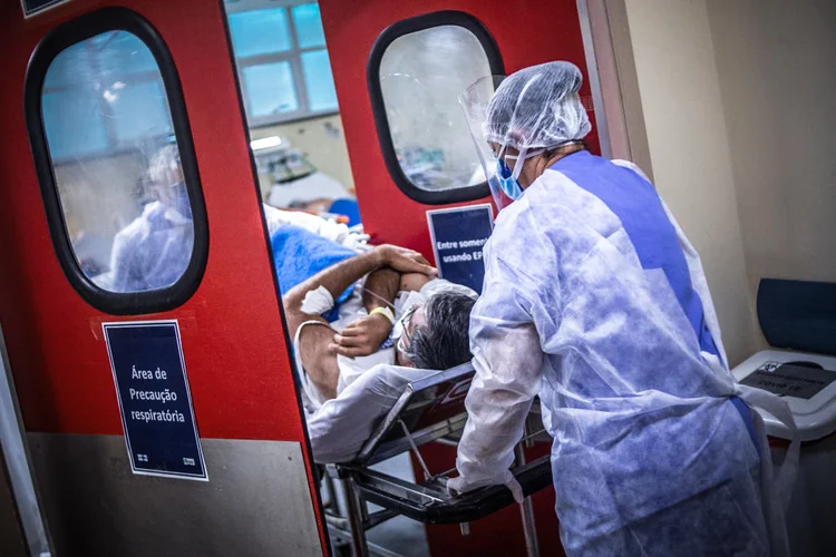 Brasil registra 67 mortes por covid nas últimas 24 horas (Andre Coelho/Bloomberg/Getty Images)