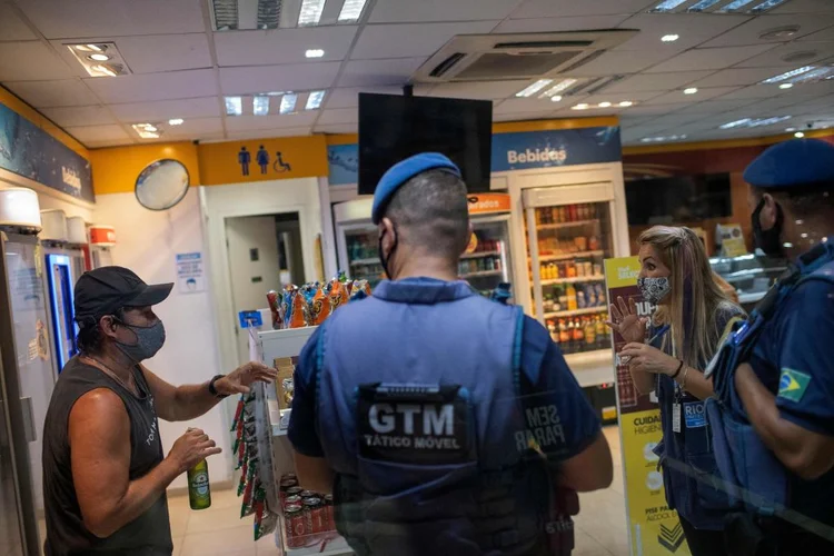 Fiscalização contra covid-19 no Rio de Janeiro (MAURO PIMENTEL/AFP/Getty Images)