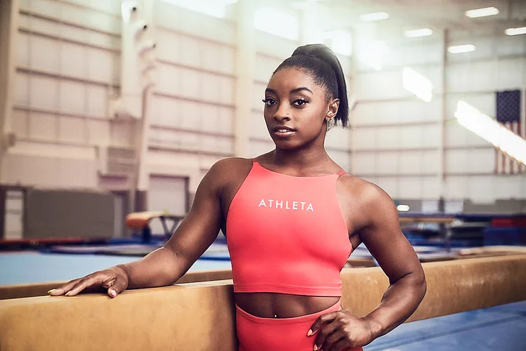 Simone Biles agora é patrocinada pela Athleta, após sua saída da Nike. (Athleta/Reprodução)