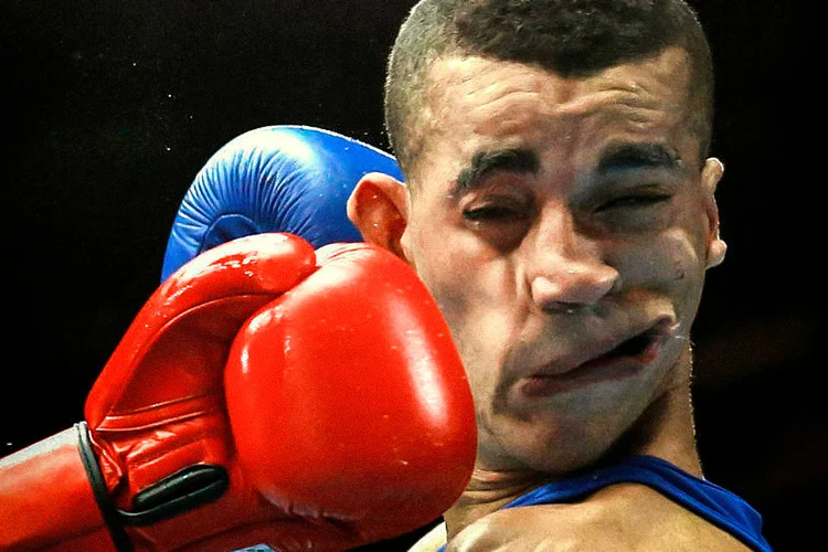 O boxeador Denis Okoth do Quênia soca o inglês Samuel Maxwell (Jim Young/Reuters)
