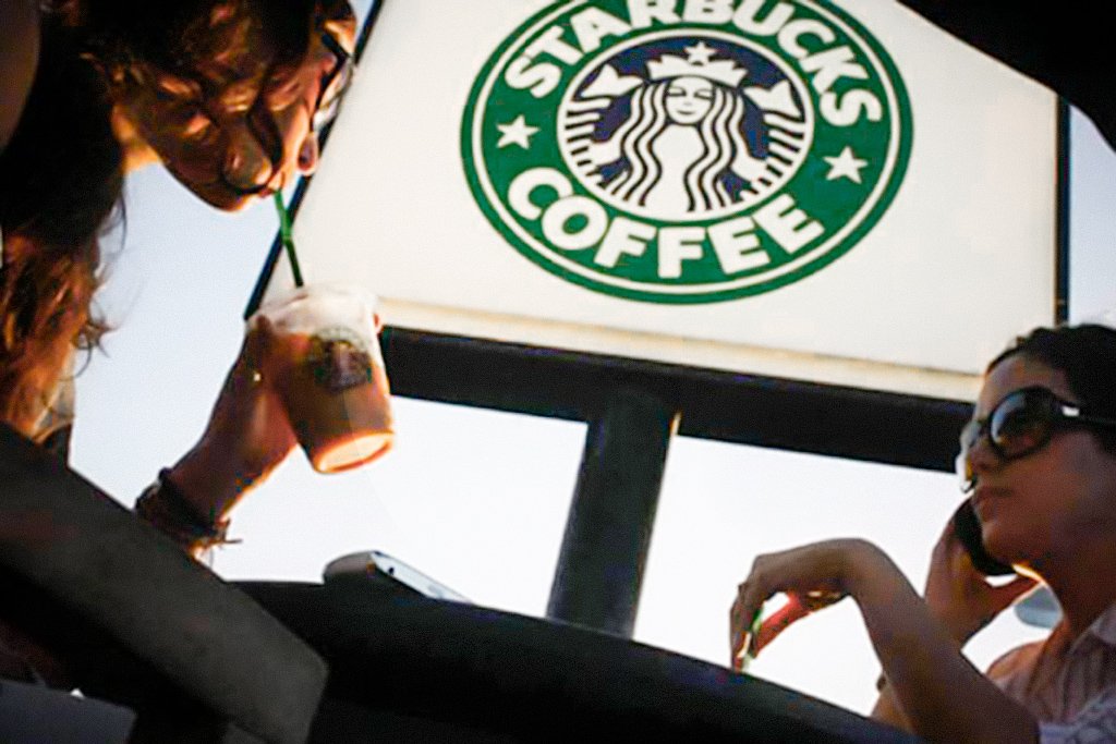 Um amplo grupo de empresas e instituições, como Starbucks, se uniu para combater a enorme desigualdade de renda entre brancos e negros nos Estados Unidos (Divulgação/Getty Images)