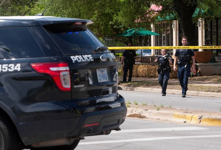 Policiais na cena do tiroteio em Austin, Texas: três pessoas foram mortas por atirador (Nuri Vallbona/Reuters)