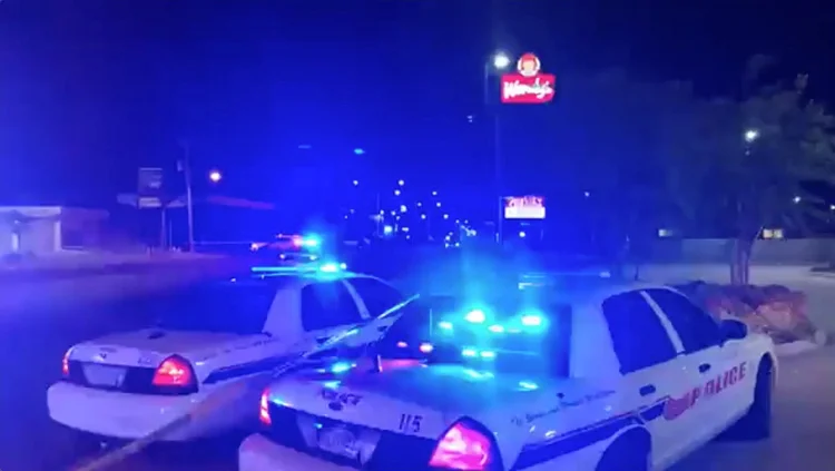 Viaturas da polícia perto de local onde ocorreu incidente com tiros em Shreveport, no Estado norte-american da Louisiana
18/04/2021  (BOSSIER/Reuters)