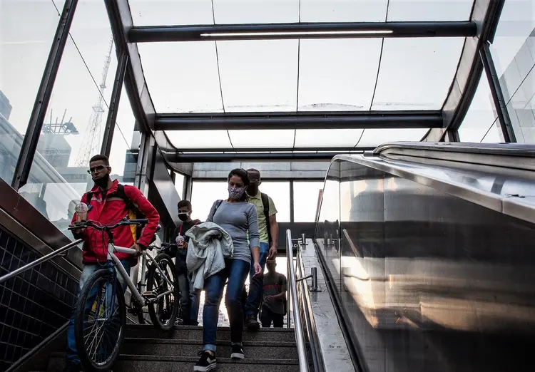 Metrô na avenida Paulista, em São Paulo: mudanças foram verificadas na rotina de 25,6 mil profissionais de 25 países (Alexandre Schneider/Getty Images)