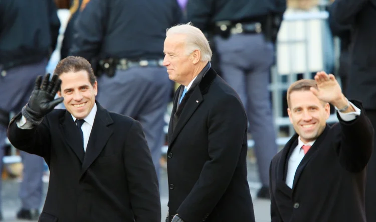 Joe Biden (C) ainda vice-presidente e seus filhos, Hunter Biden (E) e Beau, na posse do governo de Barack Obama, em 20 de janeiro de 2009, em Washington, DC (AFP/AFP)
