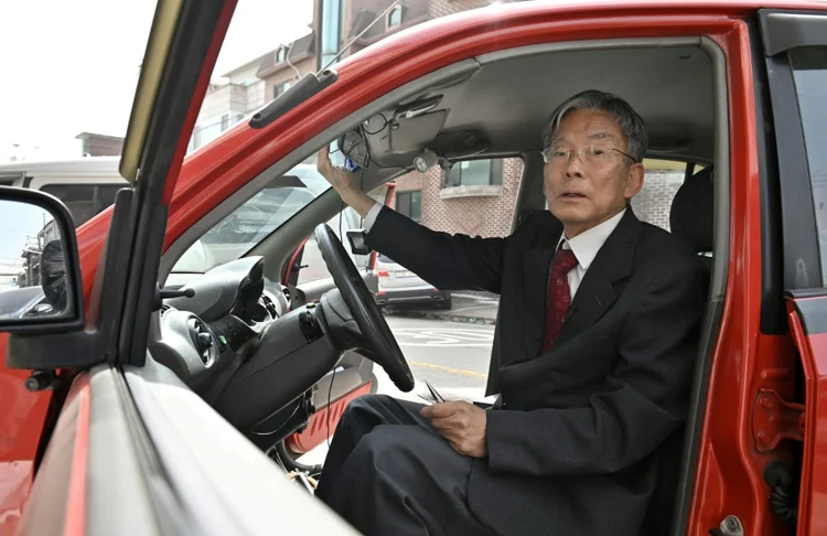 O professor sul-coreano Han Min-hong, em seu veículo autônomo, em 29 de março de, em Seul: pioneiro (AFP/AFP)