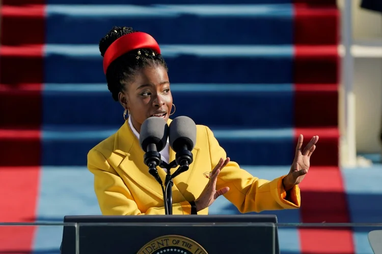 A jovem poeta Amanda Gorman durante a posse do presidente dos Estados Unidos Joe Biden, em Washington, em 20 de janeiro de 2021 (AFP/AFP)