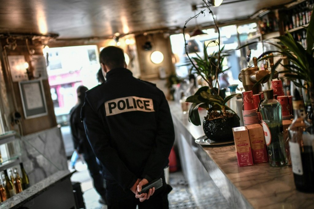 Paris multa cerca de mil clientes de restaurantes clandestinos