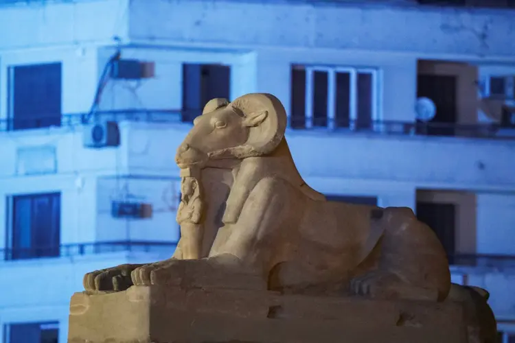 Uma das quatro esfinges de arenito antigas restauradas extraídas da Avenida das Esfinges em Luxor. (AFP/AFP)
