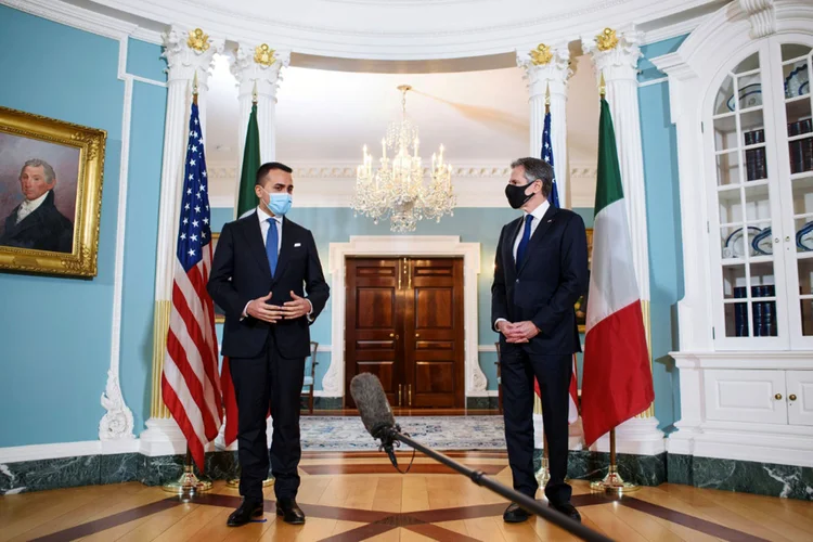 O secretário de Estado dos EUA, Antony Blinken (à direita), dá as boas-vindas ao ministro italiano das Relações Exteriores, Luigi Di Maio, como seu primeiro visitante ao Departamento de Estado. (AFP/AFP)