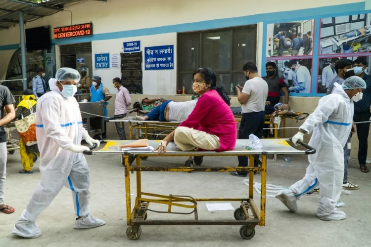 Pacientes com Covid-19 se acumulam nas portas de hospitais na Índia, onde por algumas semanas o coronavírus se espalhou a uma taxa vertiginosa. (Maude BRULARD y Archana THIYAGARAJAN/AFP)