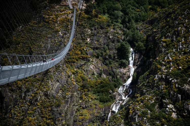 Vista aérea da ponte 516 de Arouca, no norte de Portugal, em 29 de abril de 2021

 (AFP/AFP)