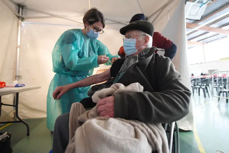 Vacinação: paciente recebe dose da vacina contra coronavírus em um ginásio em  Nogent-le-Rotrou, na França (JEAN-FRANCOIS MONIER/AFP/Getty Images)