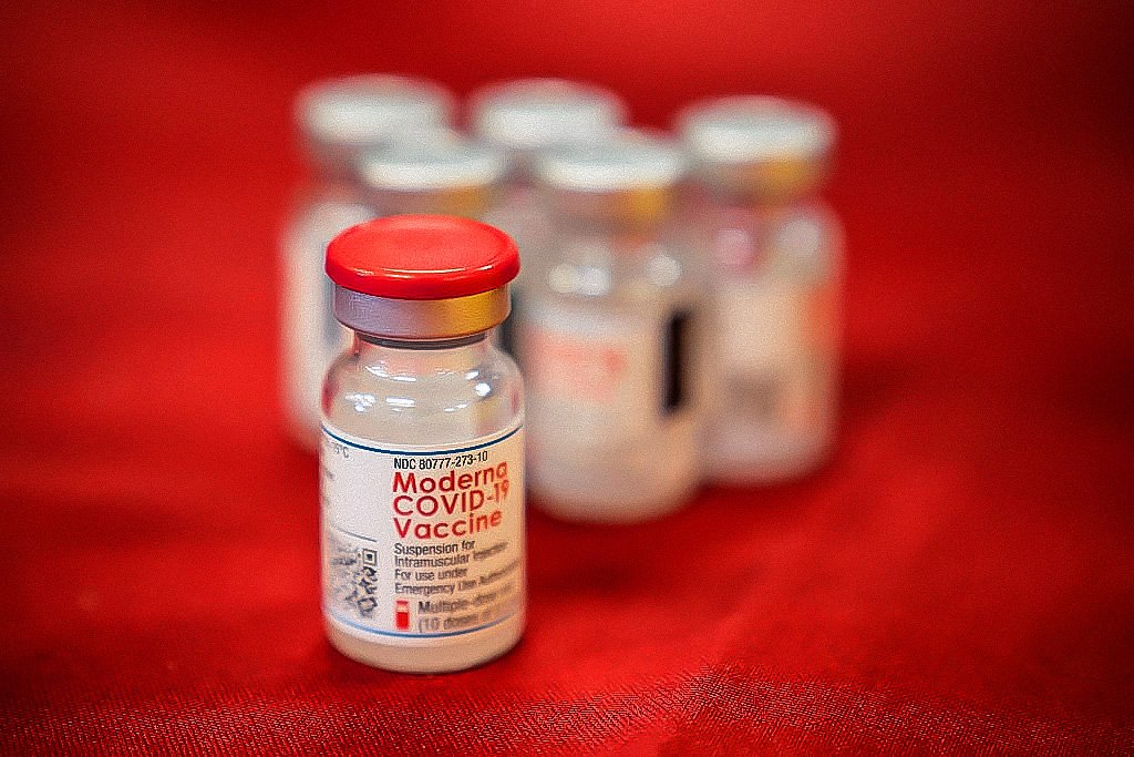 Vacina da Moderna: o imunizante é um dos que usam a técnica do RNA mensageiro, que teve a contribuição da cientista Katalin Karikó (Getty Images/Bing Guan/Bloomberg)