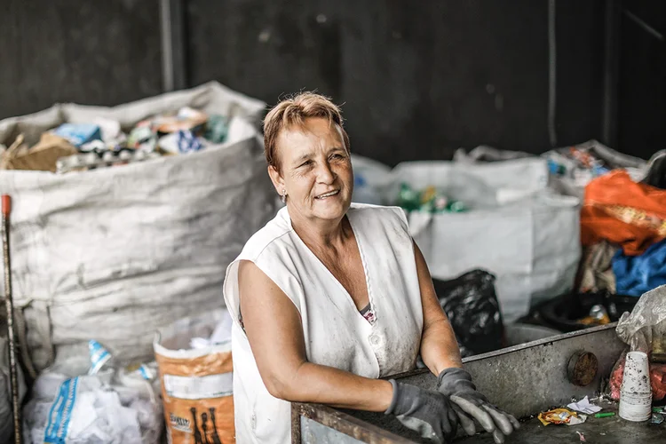 Zélia Mariano, fundadora e presidente da Associação de Catadores de Materiais Recicláveis Graciosa em Curitiba (PR): dos 800.000 catadores no Brasil, 70% são mulheres  (Rodolfo Buhrer/Divulgação)