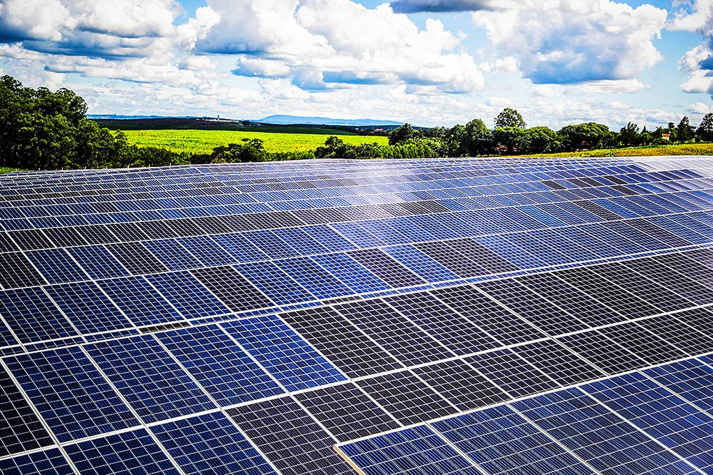 Painel solar: empresas de instalação podem financiar o projeto de seus clientes com o BTG Pactual