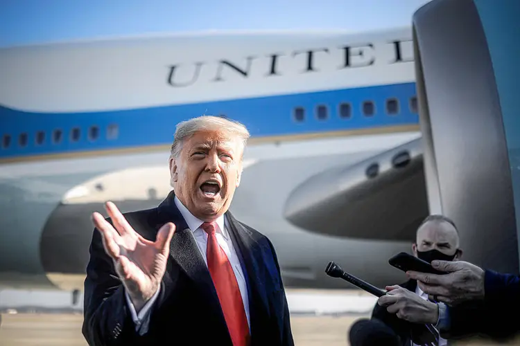 O presidente dos EUA, Donald Trump, fala à mídia antes de embarcar na Força Aérea Um para partir de Washington em viagem para visitar o Muro da fronteira EUA-México no Texas, na Base Conjunta Andrews em Maryland, EUA, 12 de janeiro de 2021 .  (Carlos Barria/Reuters)