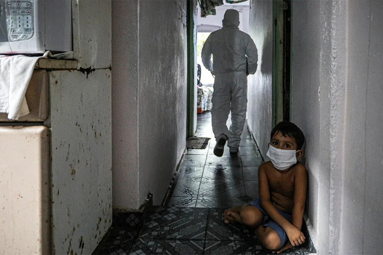 Covid-19: crianças saudáveis infectadas podem ter miocardite no coração e colite (Bruno Kelly/Reuters)
