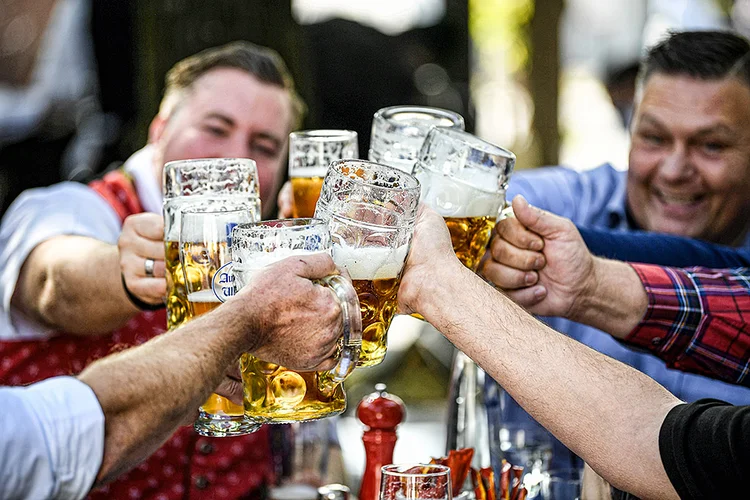 Brinde com cerveja: importação para tentar abastecer Austrália  (Andreas Gebert/Reuters)