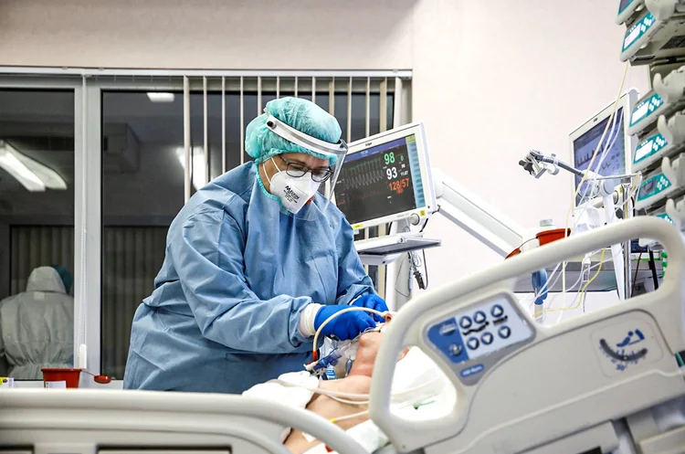 Sintomas de covid-19 continuam frequentes em 70% das pessoas recuperadas (Kacper Pempel/Reuters)