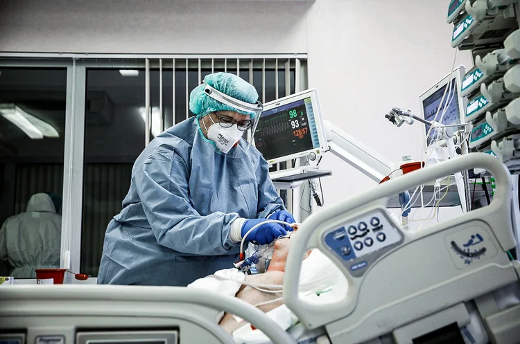 Covid: a média móvel de casos ficou em 38.285, ante 47.331 casos de média há uma semana. (Kacper Pempel/Reuters)