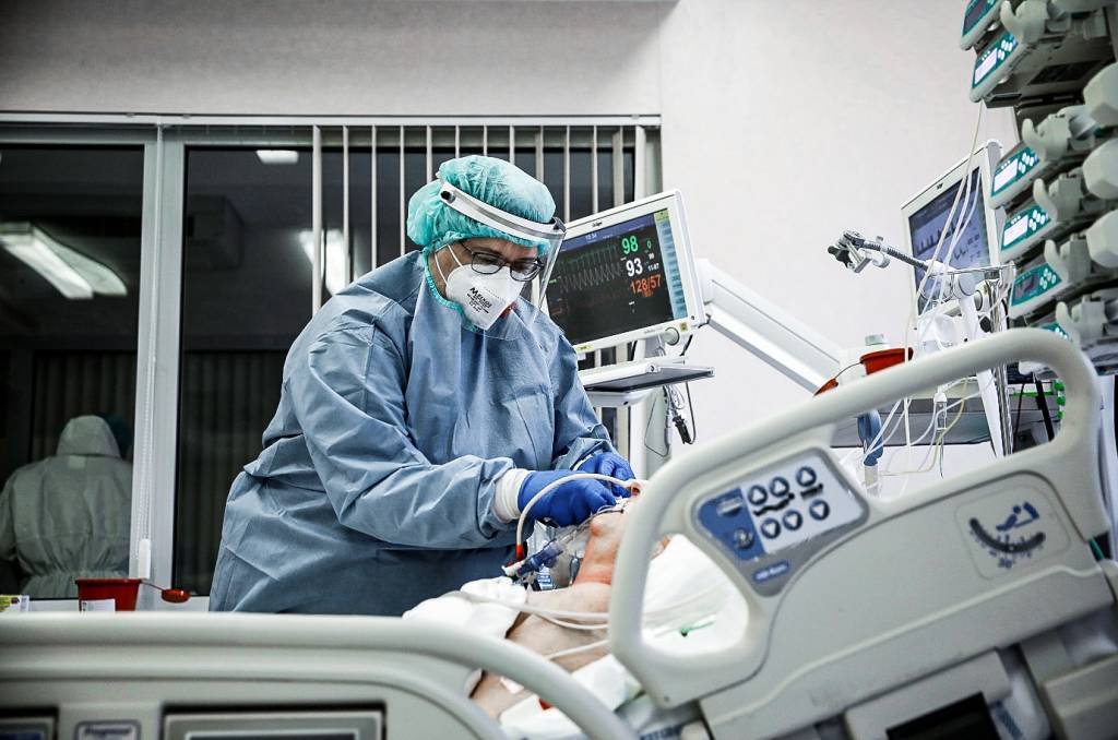 Paciente com covid-19 é tratado em hospital. (Kacper Pempel/Reuters)