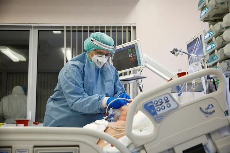 Paciente com covid-19 é tratado em hospital (Kacper Pempel/Reuters)