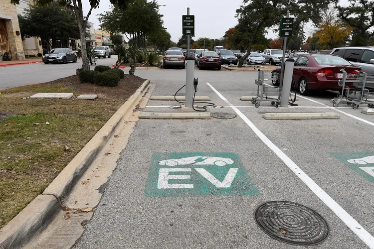 Estação para recarga de veículos elétricos em Austin, Texas (EUA)  (Mohammad Khursheed/Reuters)