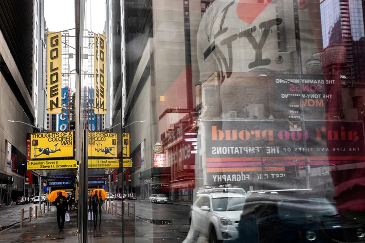 Teatro da Broadway fechado em Nova York. (Jeenah Moon/Reuters)