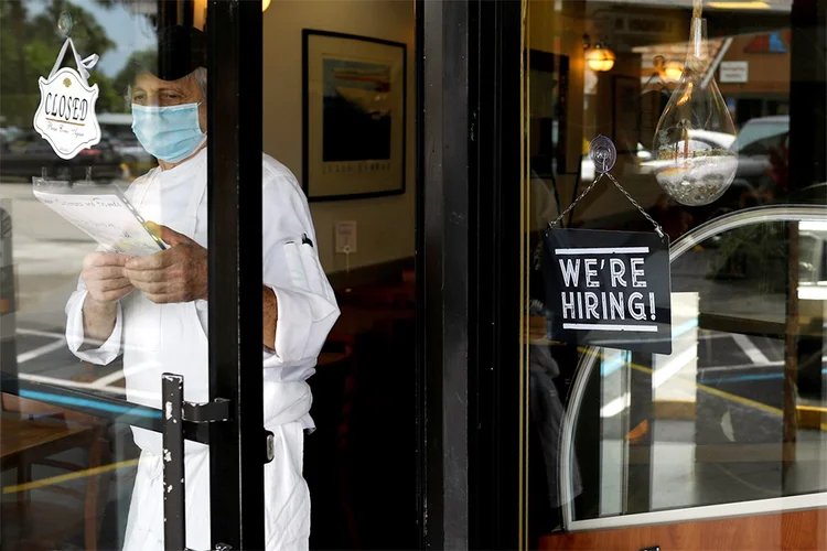 Placa anunciado contratação em restaurante de Miami, EUA., Maio, 2020.  (Marco Bello/Reuters)