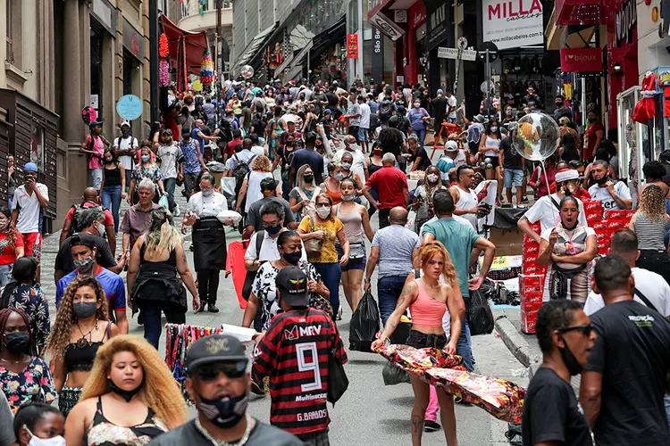 Consumidores fazem compras em rua comercial de São Paulo. (Amanda Perobelli/Reuters)