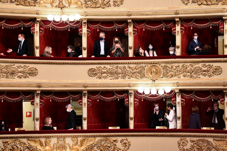 Pessoas voltam a frequentar o Teatro Scala. (Flavio Lo Scalzo/Reuters)
