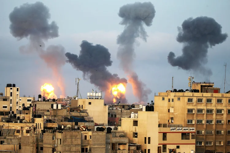 Guerra em Israel: ataques do Hamas começaram neste sábado no sul do país (Ibraheem Abu Mustafa/Reuters)