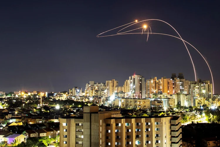 Sistema antimíssil de Israel intercepta foguetes lançados da Faixa de Gaza vistos de Ashkelon, Israel (Amir Cohen/Reuters)