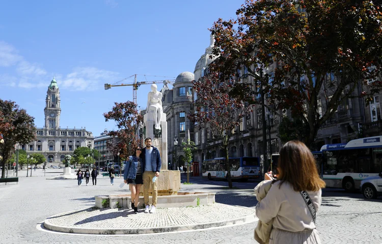 Pessoas tiram foto em estátua no Porto, em Portugal. (Violeta Santos Moura/Reuters)