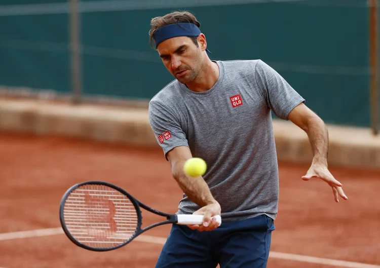 Roger Federer treina para o ATP 205 de Genebra.
 (Denis Balibouse/Reuters)
