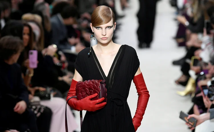 Modelo desfila criação da Valentino na Semana de Moda de Paris 2020/2021. (Piroschka van de Wouw/Reuters)