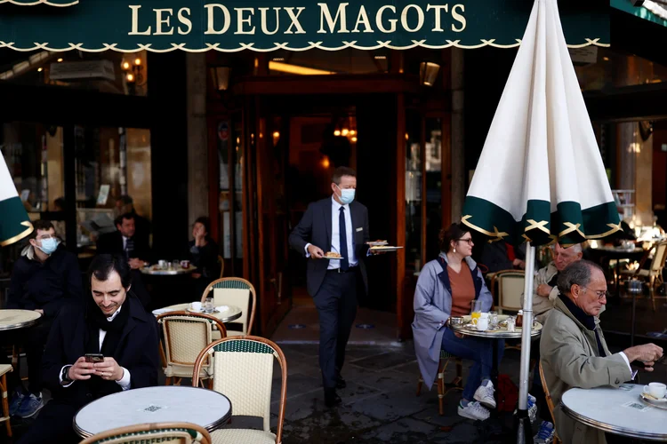 Reabertura de cafés em Paris (Christian Hartmann/Reuters)