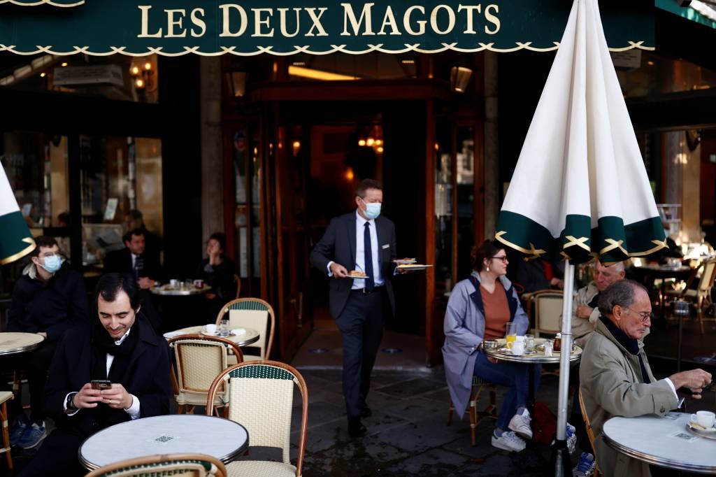 Parisienses redescobrem cafés e croissants com reabertura do comércio