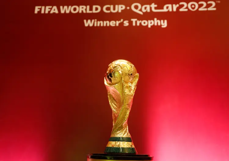 Taça da Copa do Mundo: pesquisa da Fifa mostra que maioria é a favor da competição a cada dois anos. Conmebol se mostra desfavorável. (Mohamed Abd El Ghany/Reuters)