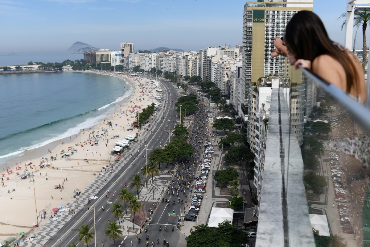 Sem máscara e escoltado por mil policiais, Bolsonaro faz passeio de moto