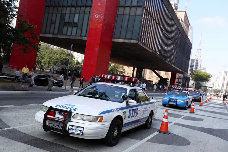 Réplicas de carros de polícia de Nova York, na Avenida Paulista, em São Paulo. (Amanda Perobelli/Reuters)