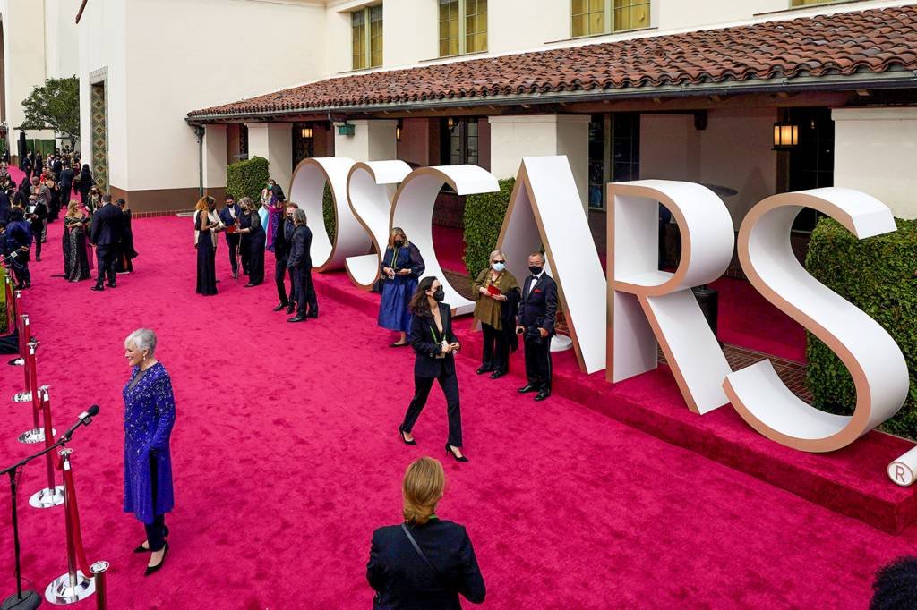 Glenn Close durante entrevista no tapete vermelho do Oscars 2021. (Chris Pizzello/Pool/Reuters)