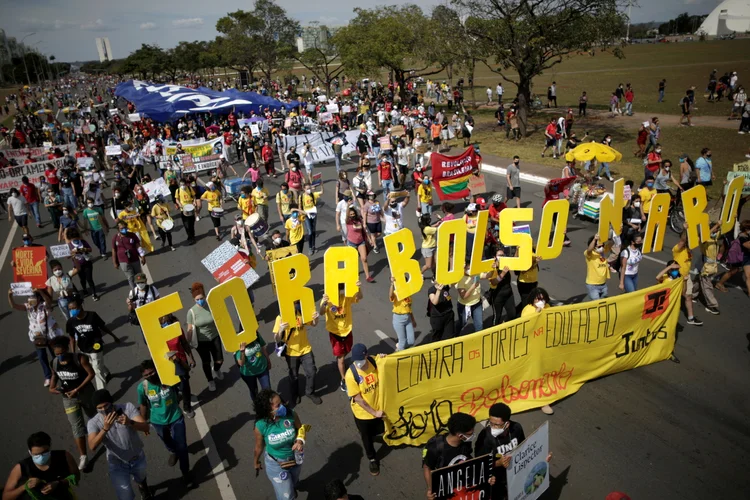 Manifestantes protestam contra Bolsonaro em Brasília: imprensa internacional também reportou os protestos (Ueslei Marcelino/Reuters)