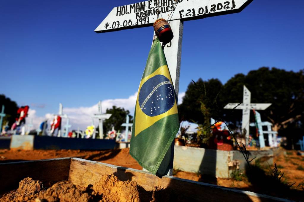 Mortalidade de brasileiros foi 64% maior do que o esperado até abril