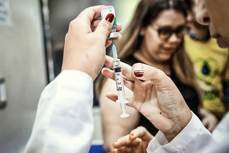 IFA: no caso do Butantan, o envase foi interrompido na semana passada por falta de insumos da vacina da chinesa Sinovac (Erasmo Salomao/Ministério da Saúde/Divulgação)