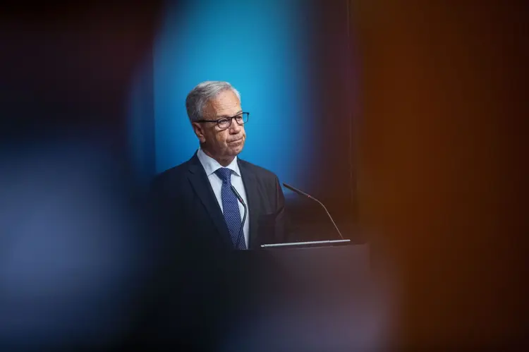 Oystein Olsen, governador do banco central da Noruega, também conhecido como Norges Bank, faz uma pausa durante uma coletiva de imprensa sobre taxas de juros em Oslo, Noruega, na quinta-feira, 20 de junho de 2019. Norges Bank está ocupado construindo uma reputação como um dos centros mais hawkish do mundo bancos à medida que apresenta seu terceiro aumento nas taxas de juros desde setembro e sinaliza que há mais por vir. (Bloomberg/Bloomberg)