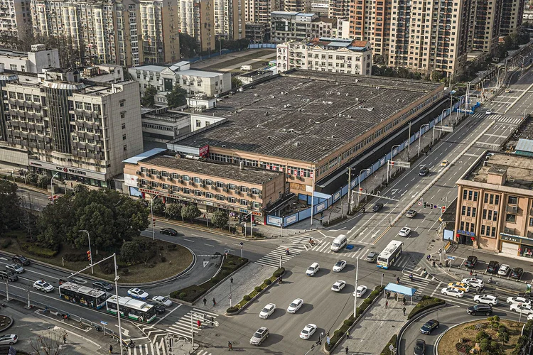 Vista aérea do mercado de Wuhan, na China, onde surgiu a covid-19 (Getty Images via/Bloomberg)