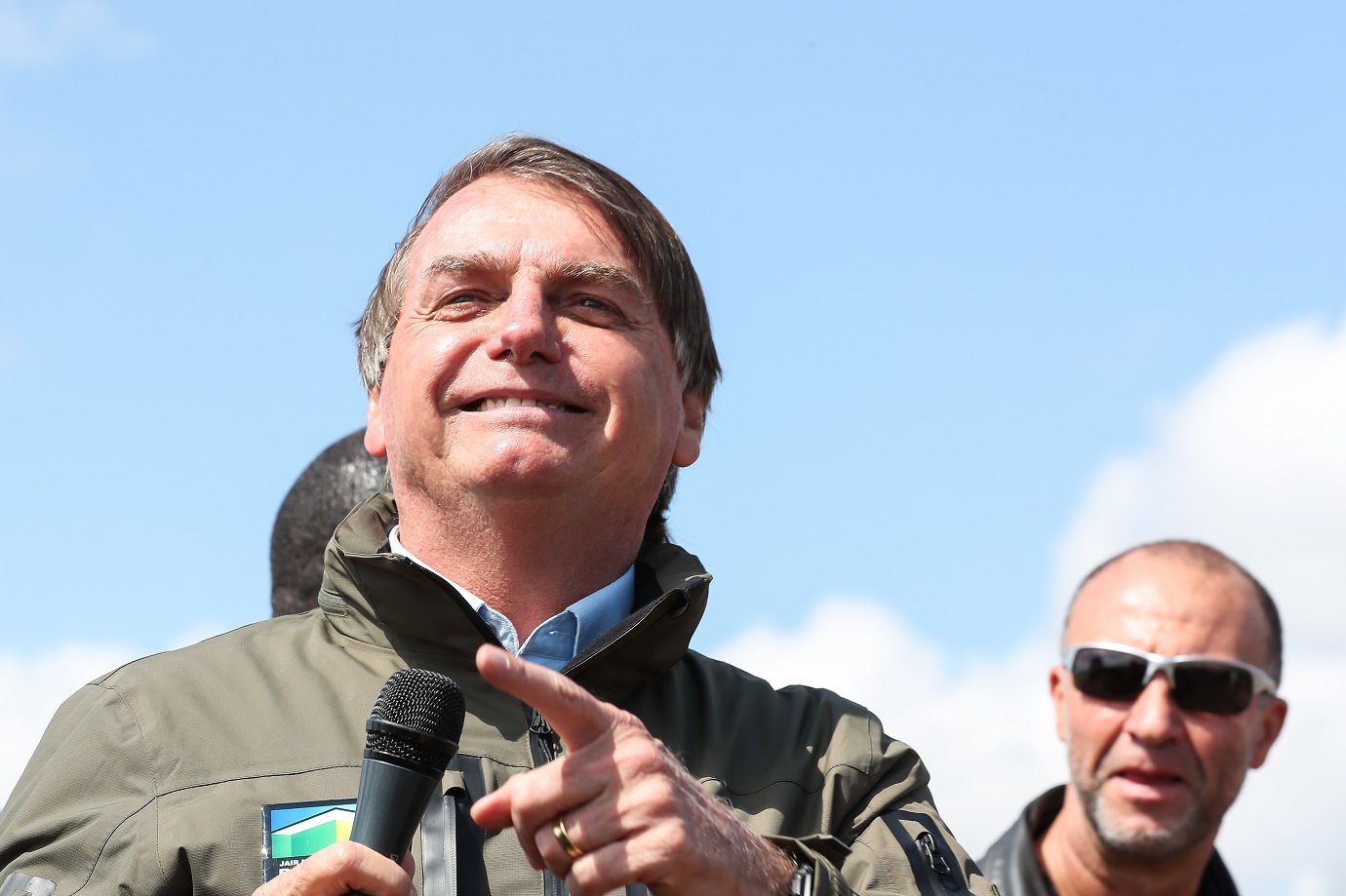 Bolsonaro causa aglomeração em Brasília e volta a defender voto auditável