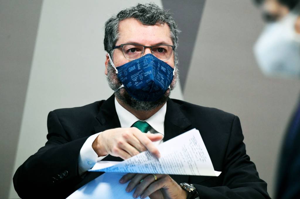 Araújo diz que Bolsonaro falou de Pfizer em reunião ministerial neste ano
